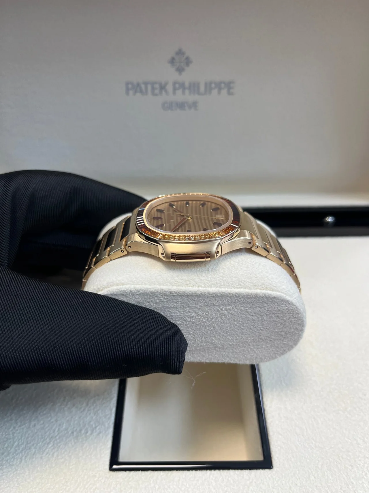 patek-philippe-nautilus-automatic-rose-gold-baguette-cognac-bezel-71181300r-001-451639_1280x.webp